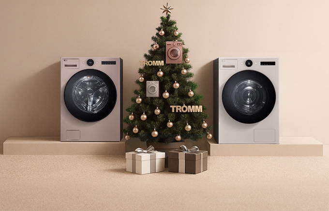 베이지 배경 중앙 단상 위 크리스마스트리와 세탁기 장식, 앞 선물 2개, 양옆 토프·아몬드 색 LG 트롬 AI 오브제컬렉션 세탁기.